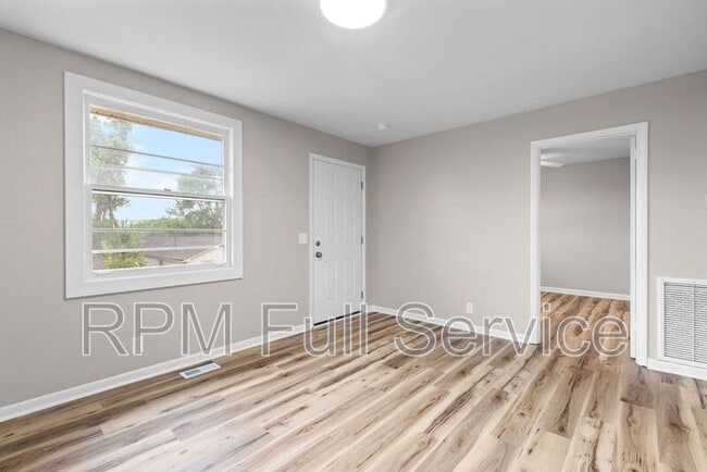 Building Photo - 895a W Sharpe Ave