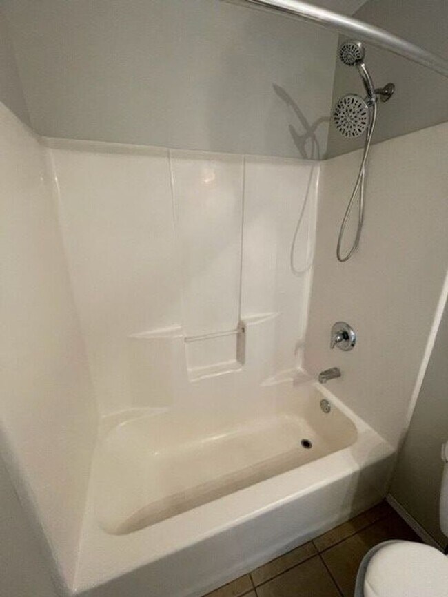 Building Photo - 4 Bedroom Walk out Basement Duplex in Ozark!