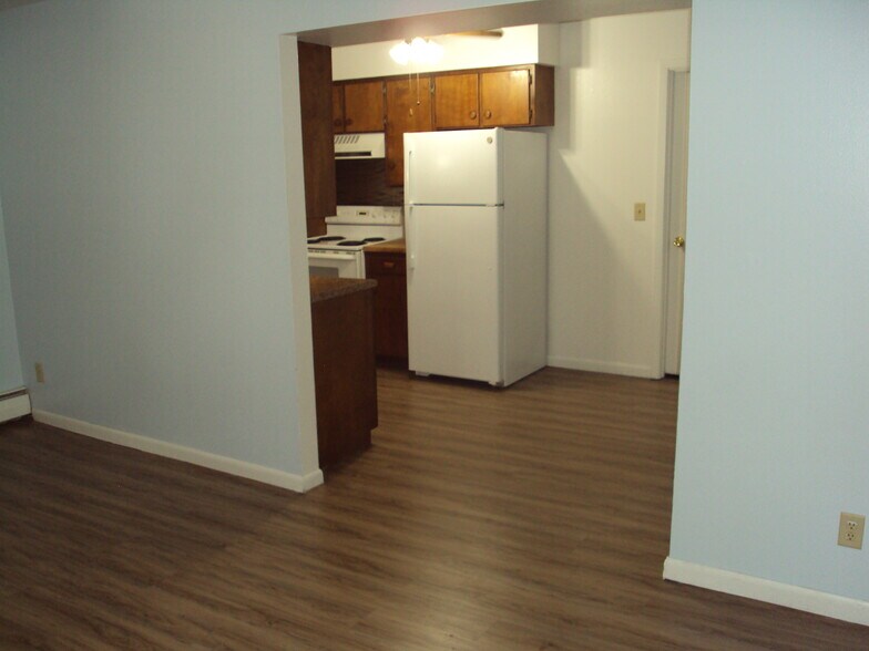 Building Photo - 206 College Ave