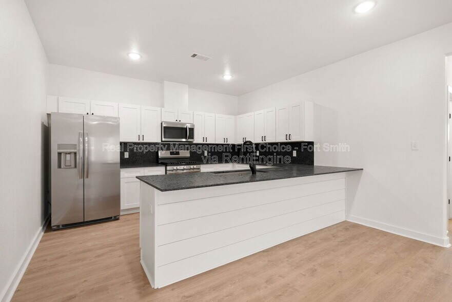 Building Photo - 8826 Cantera Dr