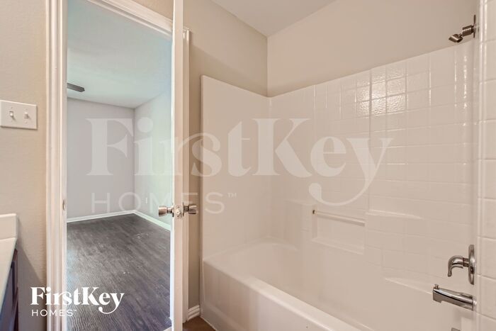 Building Photo - 1818 Willowbrook Dr
