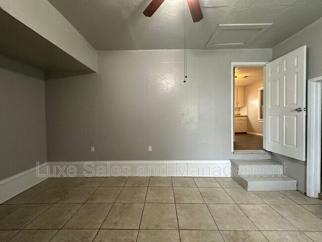 Building Photo - 3409 Willow Creek Dr