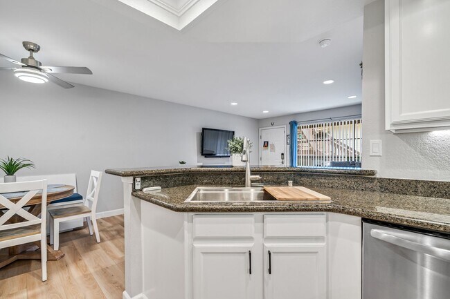 Building Photo - 2BR, 2BA UPGRADED CONDO DEL MAR! PET FRIEN...