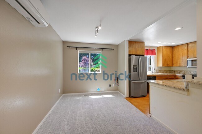 Building Photo - Expansive 4-Bedroom Sammamish Residence w/ Private Guest Suite & Included internet and landscaping.