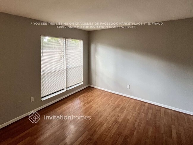Building Photo - 621 NE Helicon Ln