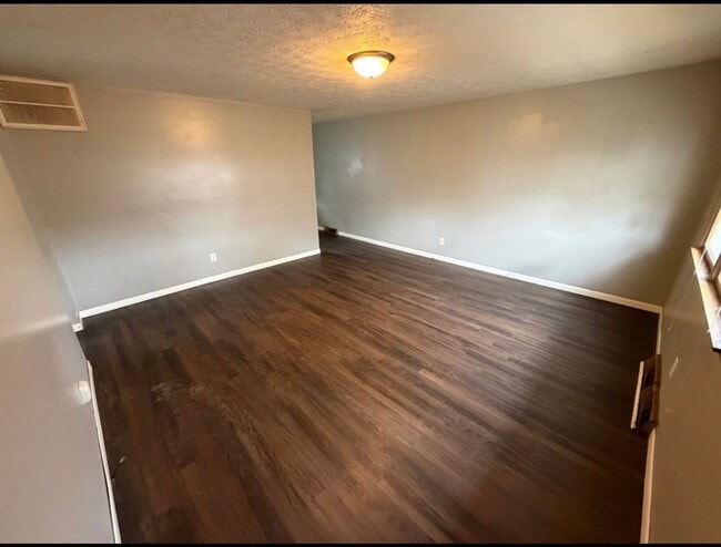 Building Photo - 2 bedroom 1 bath Carport