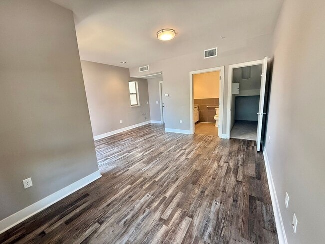 Building Photo - Bright and Open Del Rio Work Loft