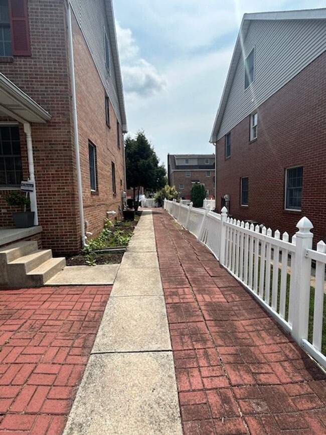 Building Photo - 3 Bedroom 1.5 Bathroom Available in Lancaster