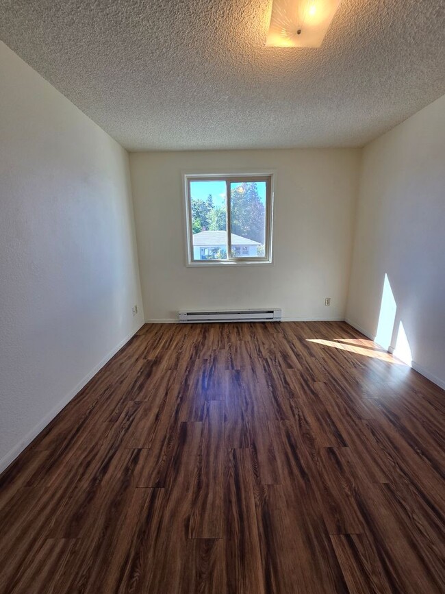 Building Photo - North Spokane 2bd 1.5 bath