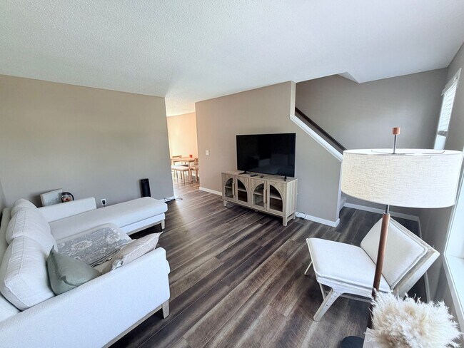 Building Photo - Modern 2-Bedroom Townhome in Apple Valley with Private Patio!!