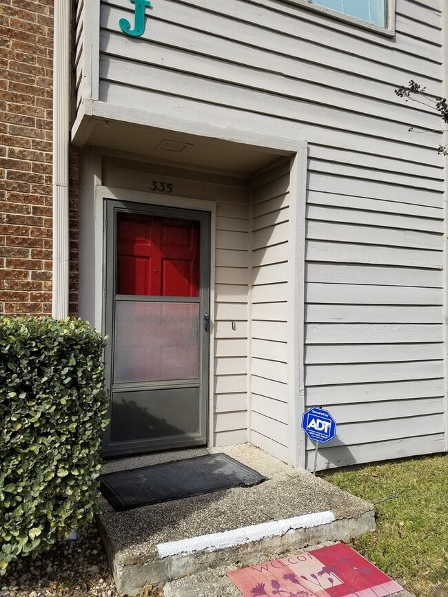 Building Photo - Adorable 2 bedroom townhome style Condo