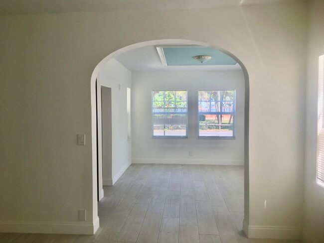Building Photo - 407 S Lakeside Dr