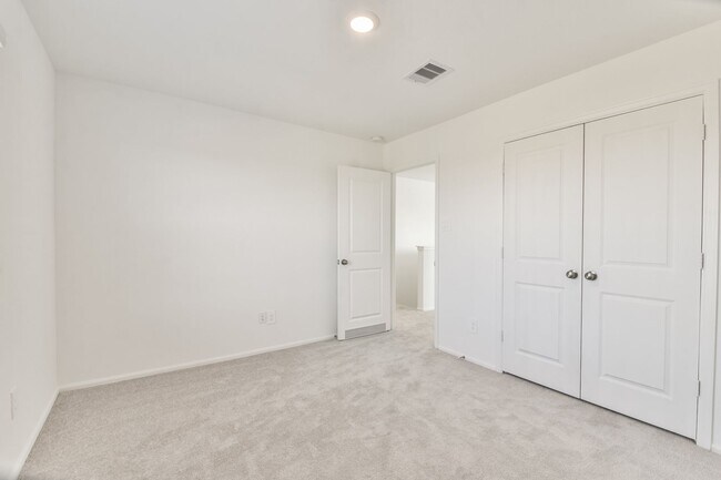 Building Photo - Immaculate 4 bedroom home in Becker Fields!