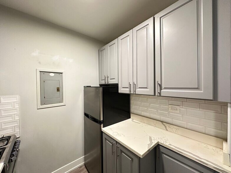 Building Photo - 508 W Belmont Ave