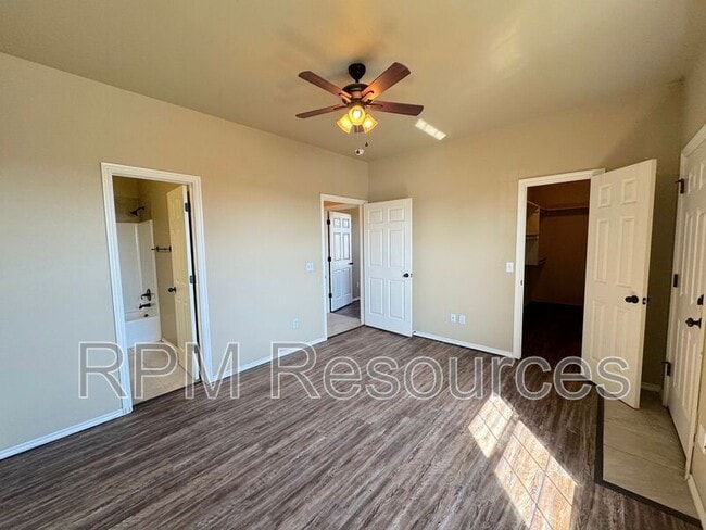 Building Photo - 127 Bison Ct Way