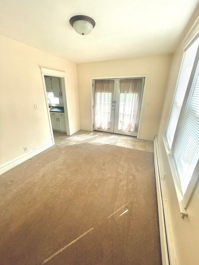 Building Photo - AVAILABLE NOW! - Gorgeous 3 Bedroom 1 Bath...