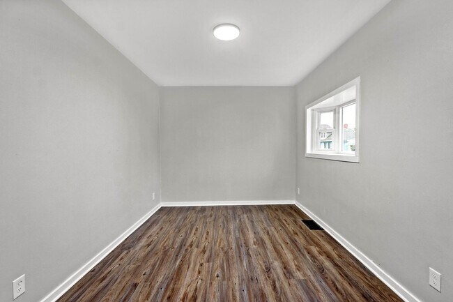 Building Photo - Beautiful 3 bedroom home in Munhall available November 1!