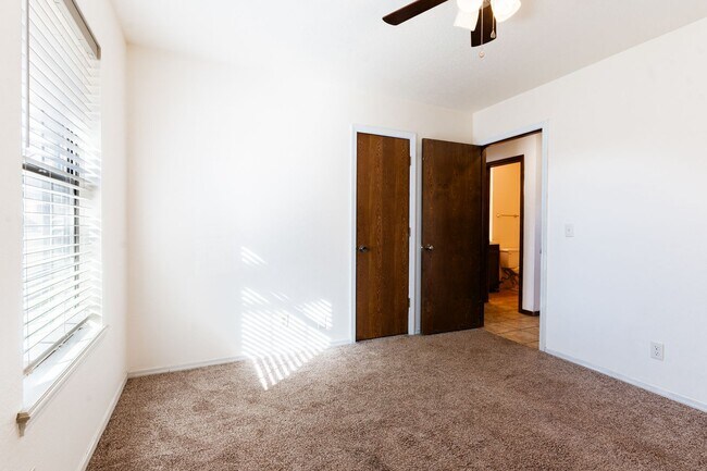 Building Photo - 5013 S Lions Ave