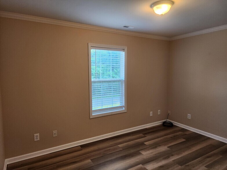 Building Photo - 10837 Woody Dr