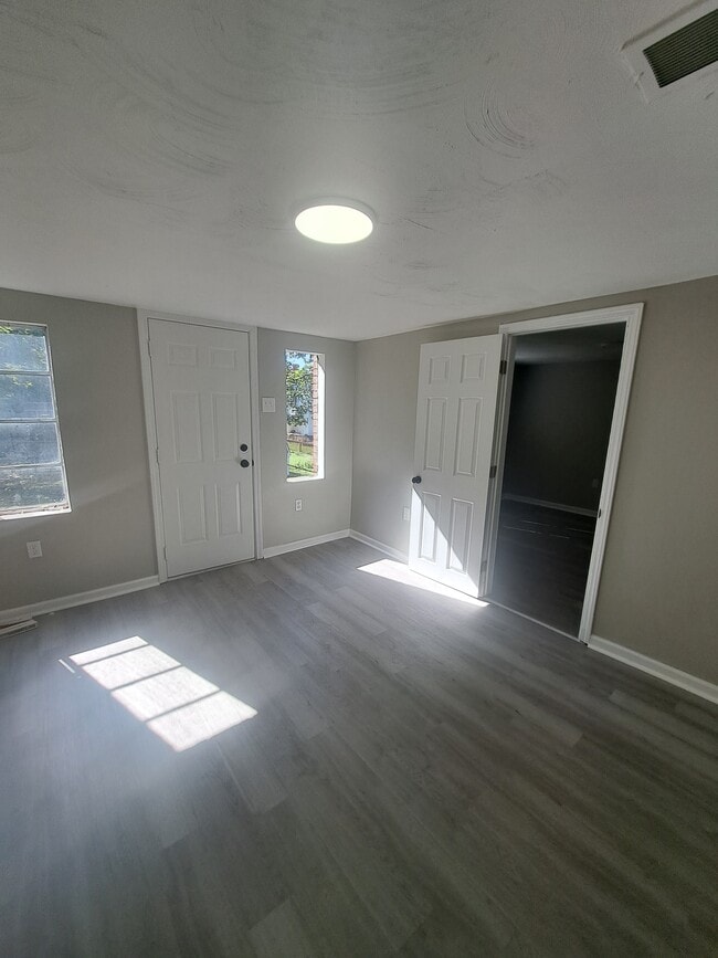 Building Photo - 326 Church Ave