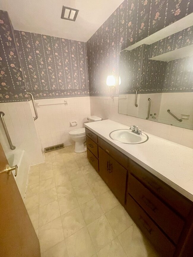 Building Photo - 3269 N Weller Ave