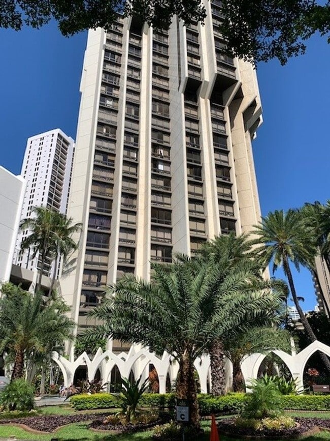 Building Photo - Available now: A studio 1 bath at Liliuokalani Gardens