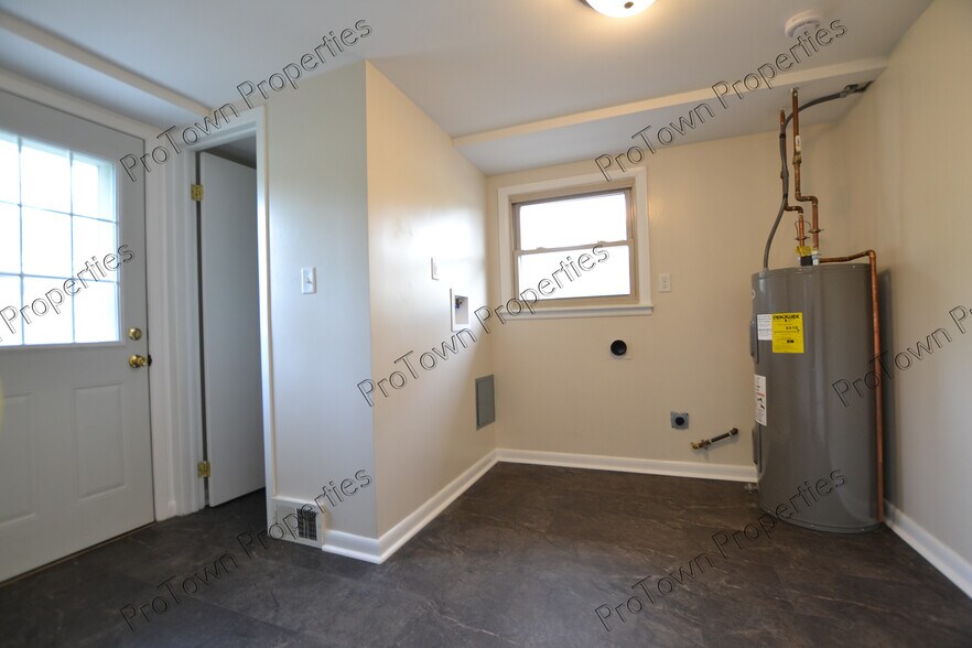 Building Photo - 2417 Essington Rd