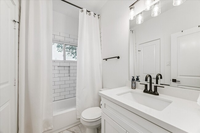 Building Photo - 105 W Whitney St