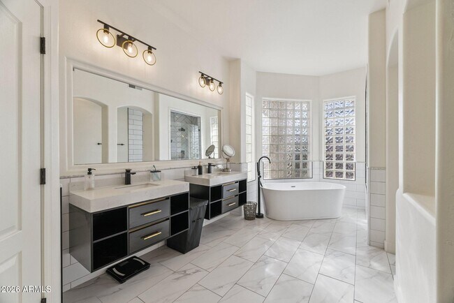 Building Photo - 2732 E Hillery Dr