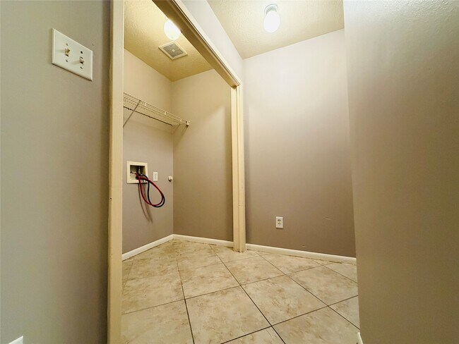 Building Photo - 19730 Cozy Cabbin Dr