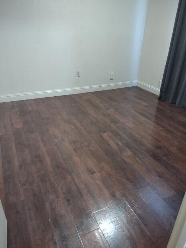 Building Photo - Refurbished 2bd Apartment in 4-Plex Building