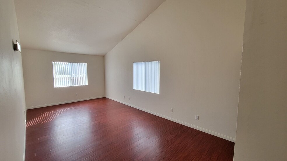 Building Photo - 5245 Riverton Ave