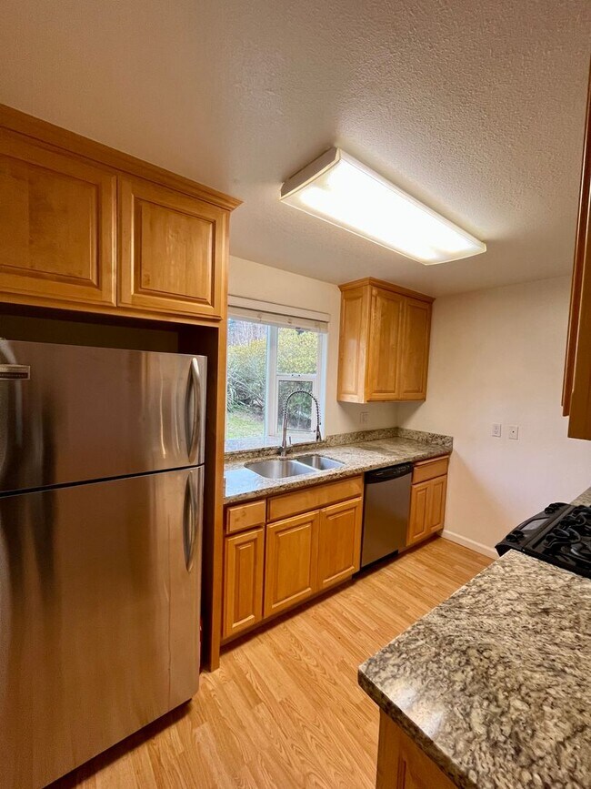 Building Photo - 3062 Girard Ct