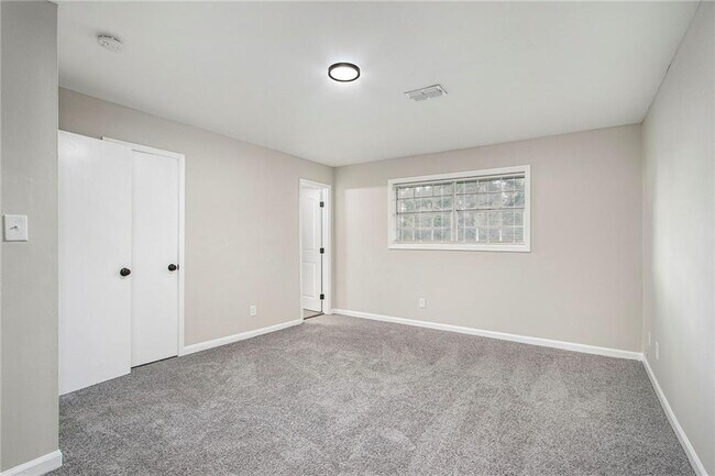 Building Photo - 2243 7 Oaks Cir
