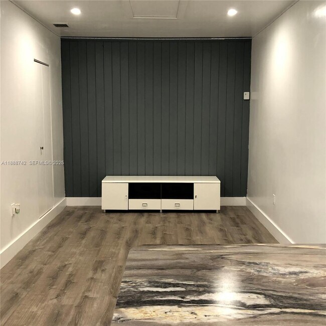 Building Photo - 6819 SW 15th St