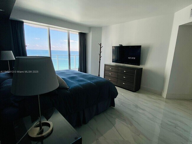 Building Photo - 16445 Collins Ave
