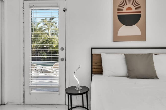 Building Photo - 714 NE 17th Ct