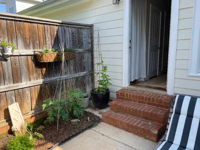 Building Photo - 1121 Surrey Ln