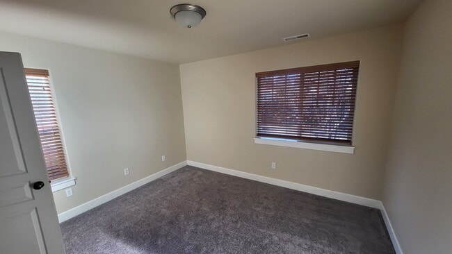 Building Photo - SE Bend 3 bed 2.5 bath Plus BONUS-Fenced