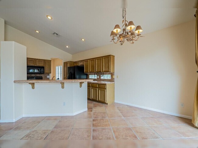 Building Photo - 4605 N Clear Creek Dr