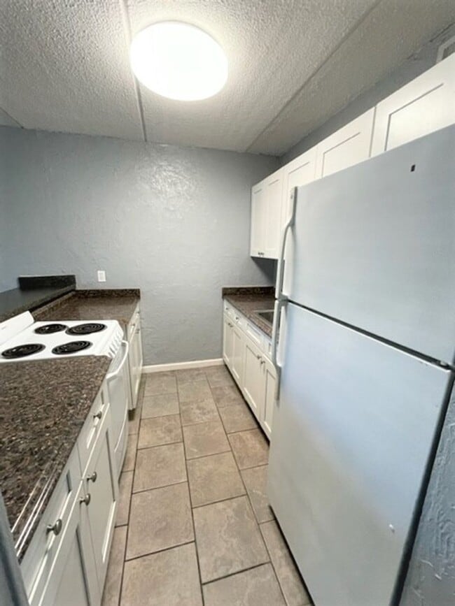 Building Photo - 2 Bedroom 1 Bath condo includes water for $1000