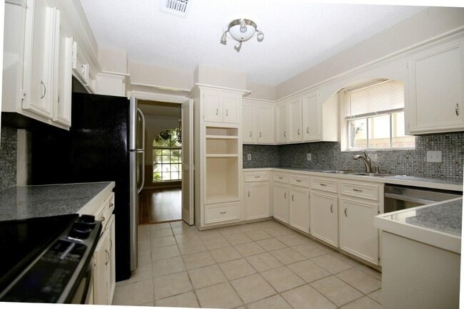 Building Photo - 710 Enchanted Trail Dr