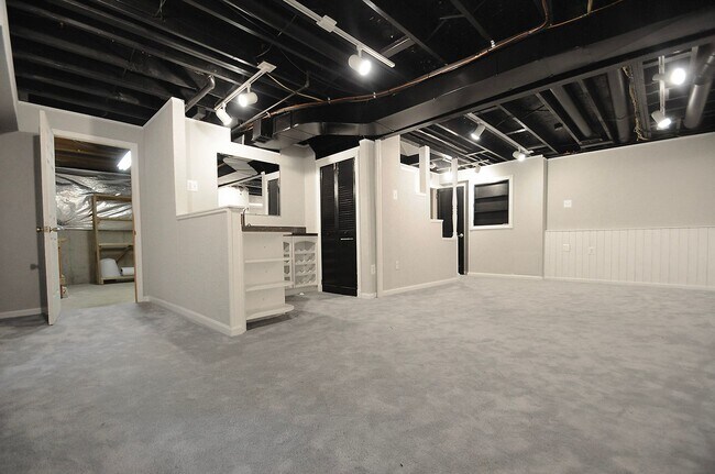Building Photo - Classic 4 Bed 3.5 Single Family Home Sitti...