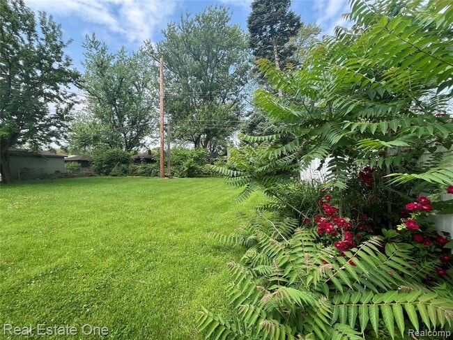 Building Photo - 10053 Royal Grand Ave