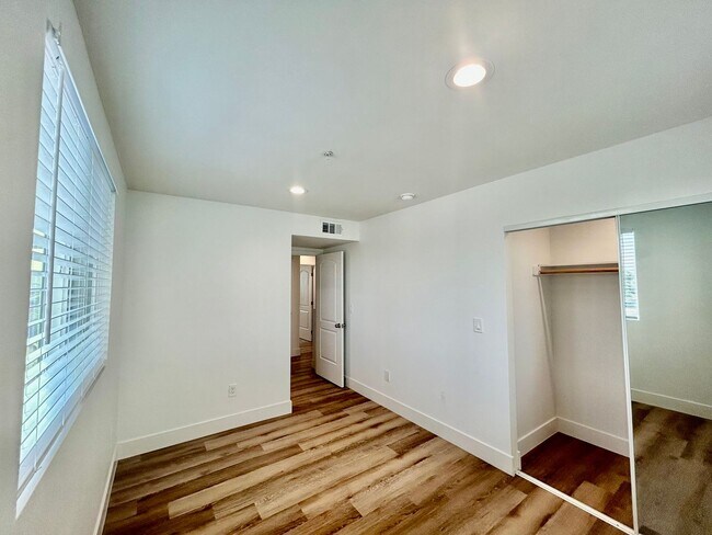 Building Photo - NewB La T 8418
