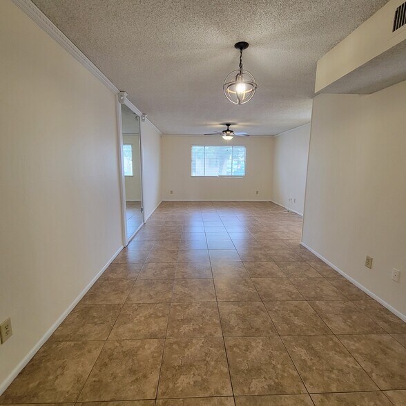 Building Photo - 2150 E Ellis Dr