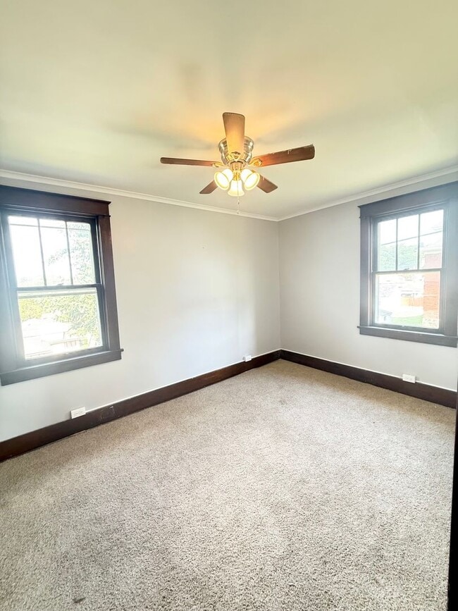 Building Photo - Updated 3 Bedroom 1 Bathroom in North Vers...