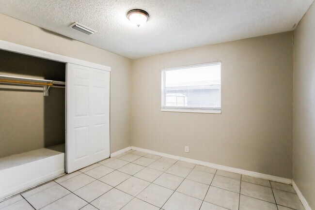 Building Photo - 425 SW 74th Ave