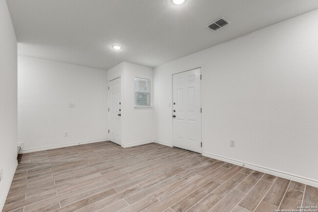 Building Photo - 1835 W Poplar St