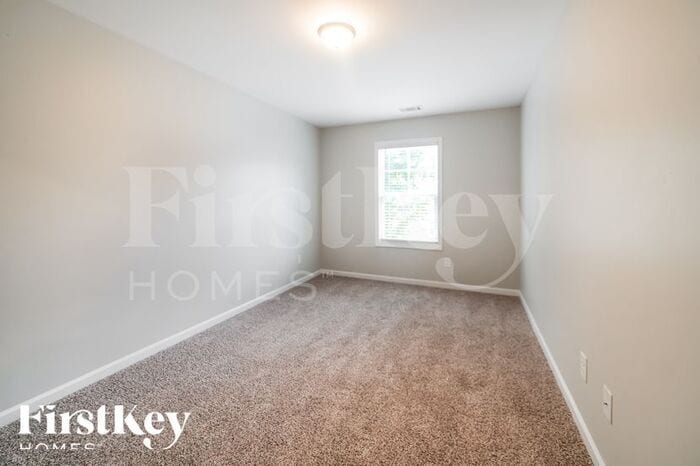 Building Photo - 28 E Newnan Rd